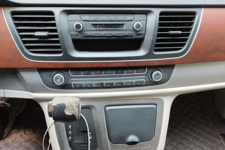 Used SAIC MAXUS G10 2016 2.0T Automatic Fashion Edition Audio And AC Panel