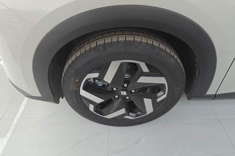 Used Baojun Yunhai 2025 Model 500km Pure Electric Travel Edition Left Front Wheel Hub