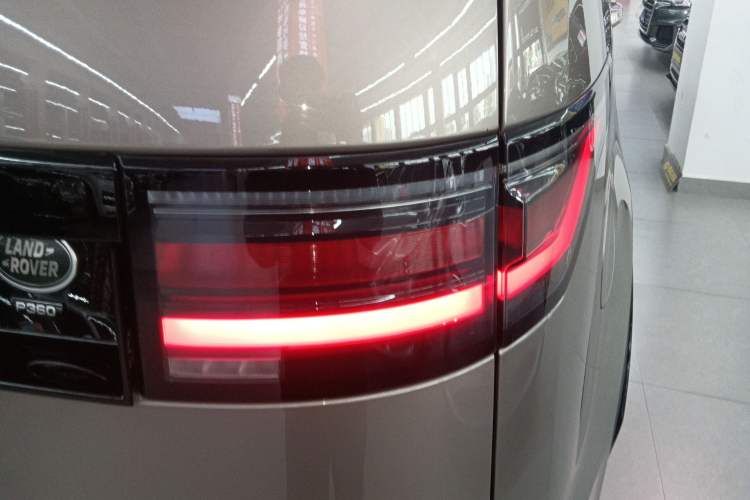 Used Land Rover Discovery 2023 Revised Version 360 PS R-Dynamic S Exterior 3