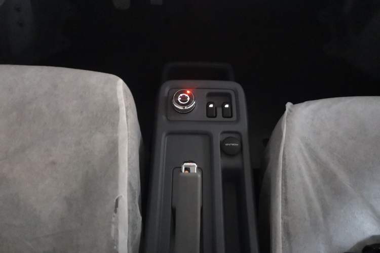 Used Wuling Yangguang 2025 Model 310KM Bus Edition—Customized by CATL