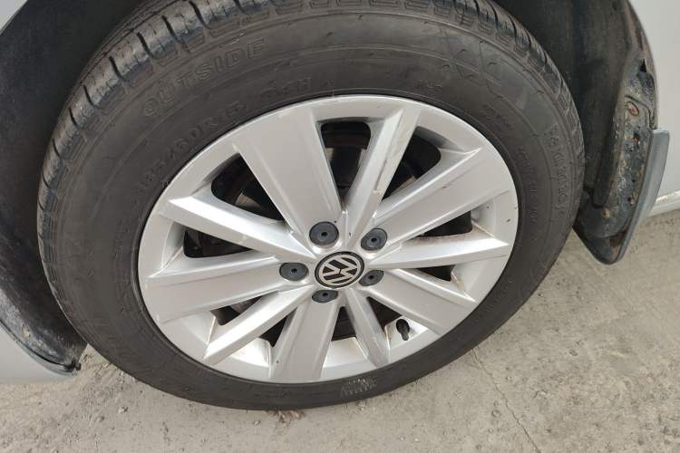 Used Volkswagen Jetta 2015 Value Edition 1.6L Automatic Comfort Version Left Front Wheel Hub