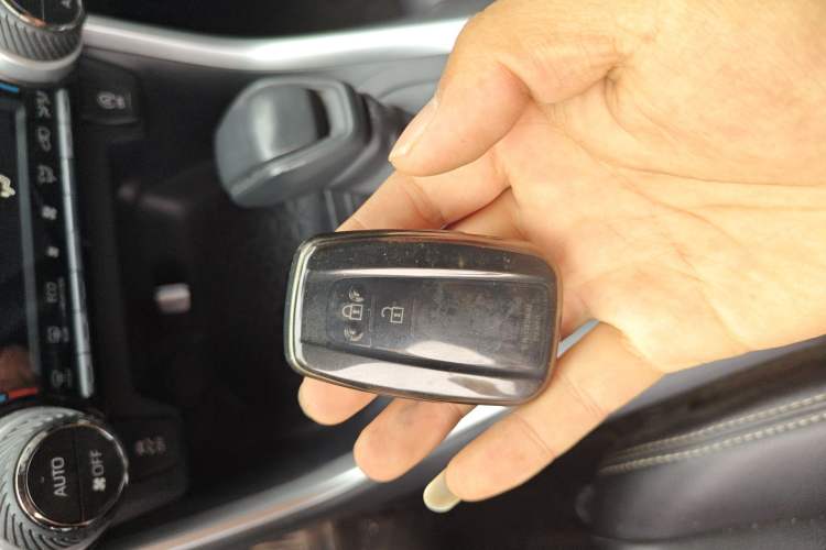 Used Toyota RAV4 2020 2.0L CVT Two-Wheel Drive Fashion Edition Vehicle Key