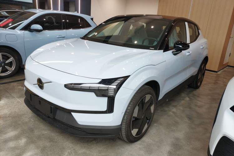 Used Volvo EX30 2025 Rear-Drive Long-Range Version Ultra