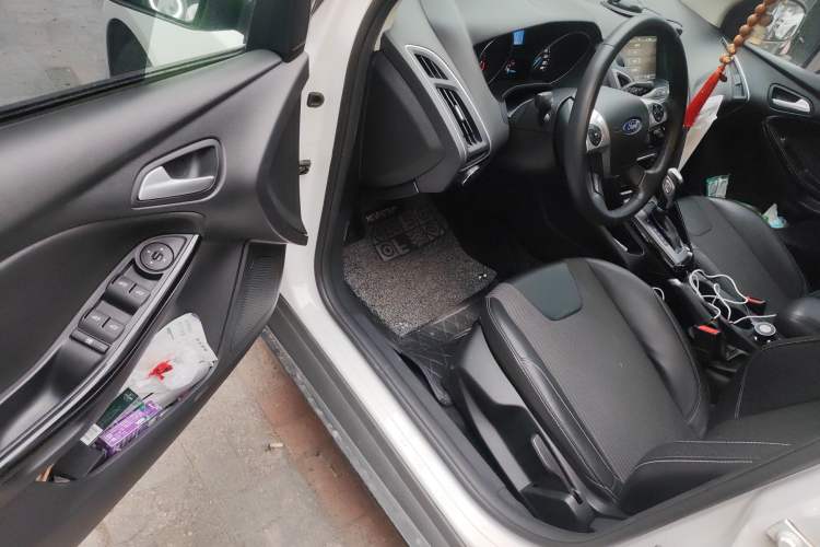 Used Ford Focus 2012 Hatchback 1.6L Automatic Fashion Edition
