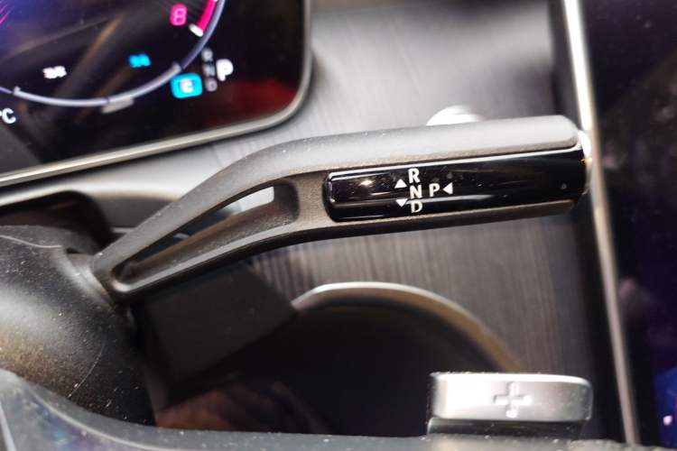 Used Mercedes-Benz C-Class 2023 Restyled C 260 L Night Edition Sports Version Gear Lever