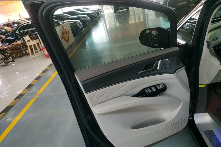 Used Denza D9 2022 EV 600 Four-Wheel Drive Prestige Model Interior 7