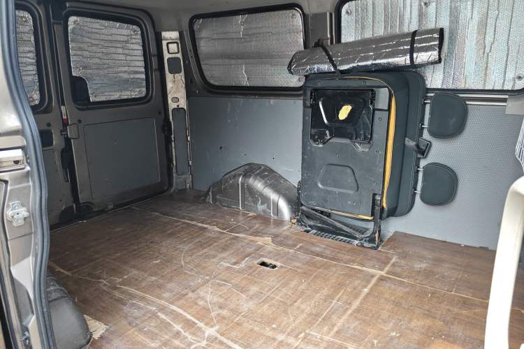 Used SAIC MAXUS Xintu V80 2018 2.5T AMT Aoyuntong Short Wheelbase Ultra-Low Roof 5-6 Seater
