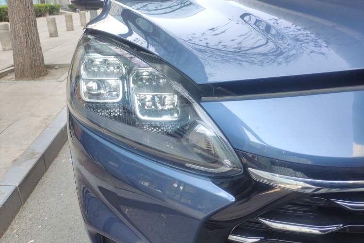 Used Ford Escape 2020 EcoBoost 245 Two-Wheel-Drive Titanium Edition Right Front Headlight