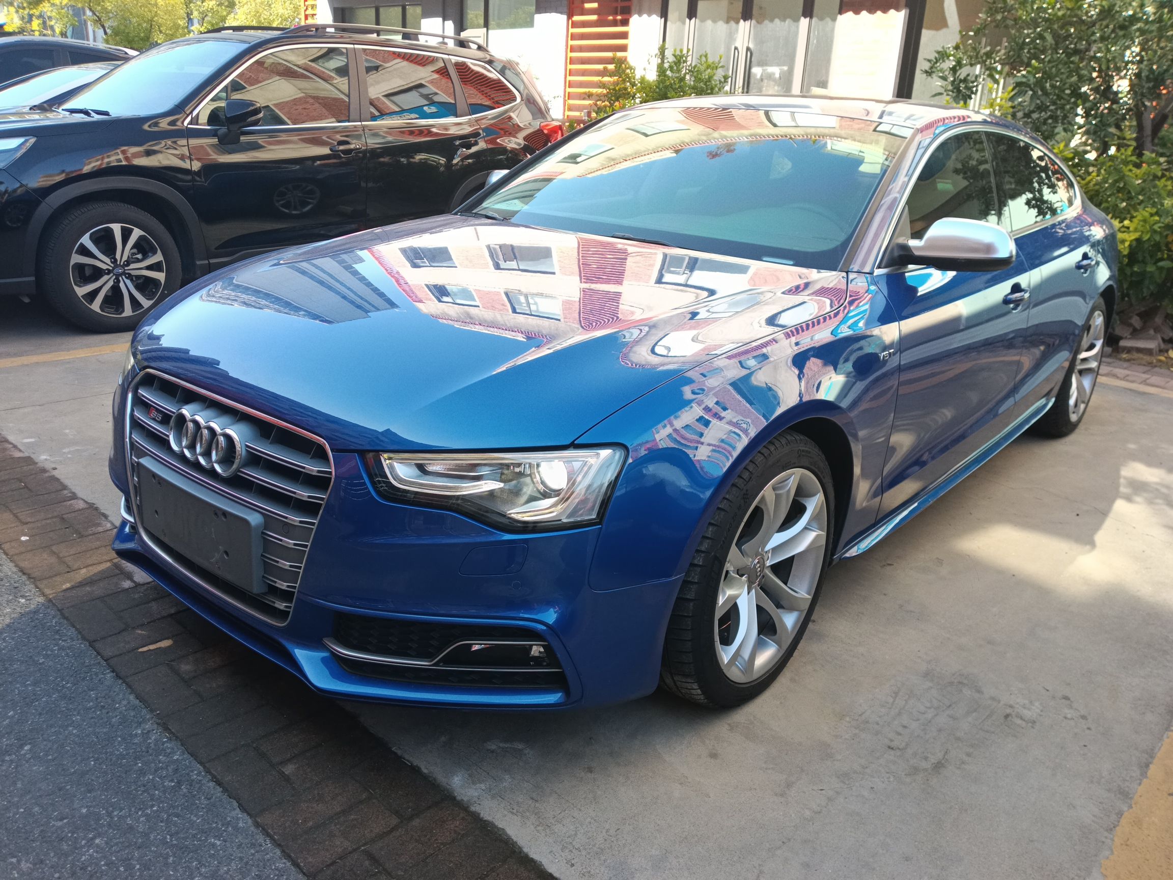 Под передней частью автомобиля