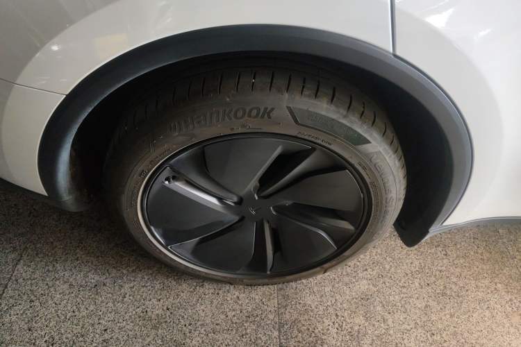 Used Tesla Model Y 2025 Long-Range All-Wheel-Drive Version