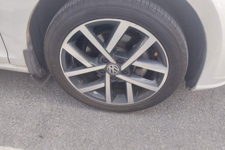 Used Volkswagen Golf 2018 230TSI Automatic Luxury Version Right Front Wheel Hub