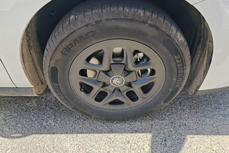 Used BYD Qin PLUS 2025 DM-i Smart Drive 55KM Leading Model Right Front Wheel Hub