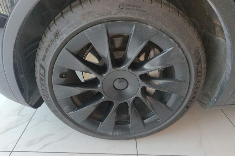 Used Tesla Model Y 2021 Standard Range Rear-Wheel Drive Version Left Front Wheel Hub