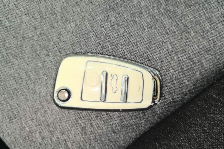 Used Chery QQ Ice Cream 2022 120km Conical Shape Lithium Iron Phosphate Interior 1