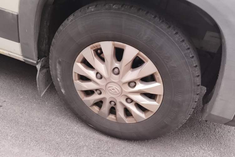 Used SAIC MAXUS Xintu V90 2022 2.0T AMT Yunjie Front-Wheel-Drive Short Wheelbase Mid-Roof Design with Single Rear Tire and 6 Seats