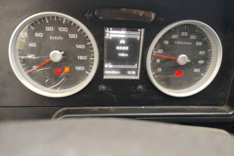 Used Iveco Daily 2021 2.5T V40 2-3 Seater Long Wheelbase Mid-Roof Dual Tires Manual Doors Odometer Close Up