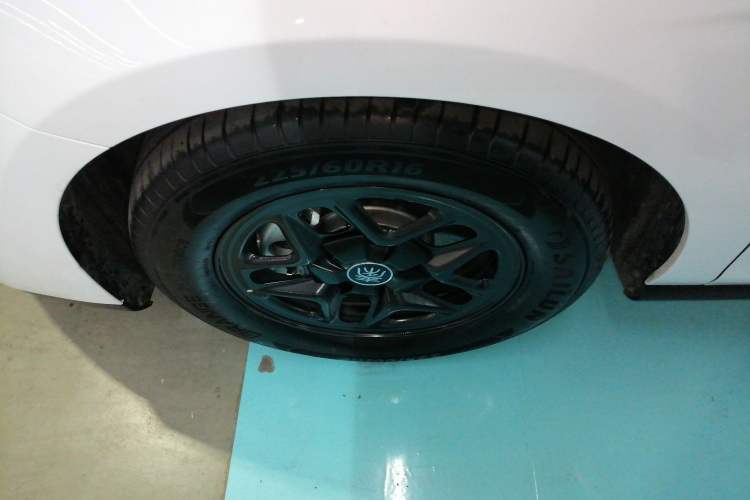 Used BYD Qin PLUS 2025 DM-i Smart Drive 55KM Leading Model Left Front Wheel Hub