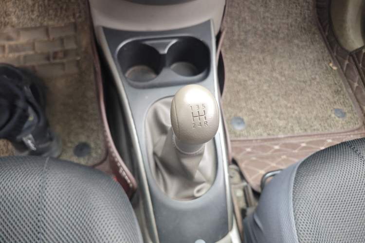Used Nissan Sunny 2011 1.5XL Manual Deluxe Edition Gear Lever