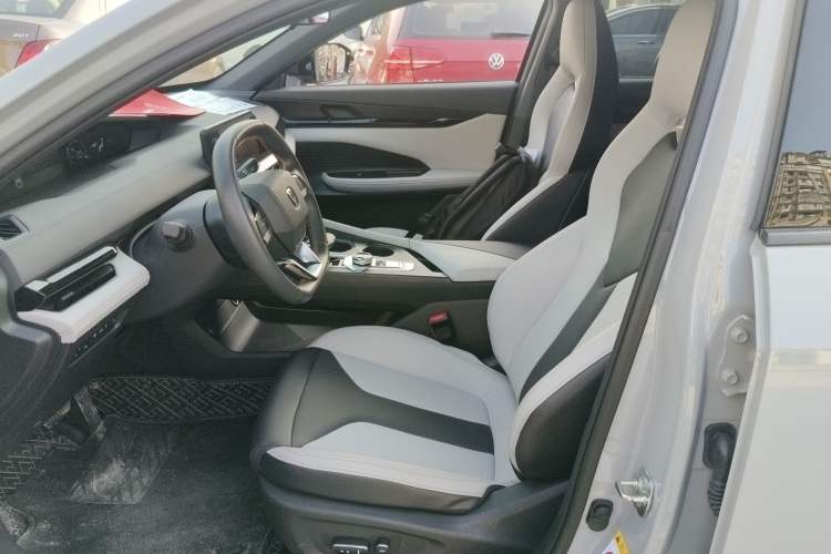 Used Changan UNI-V iDD 2024 Blue Whale Smart Electric iDD 136km ZhiKu Model
