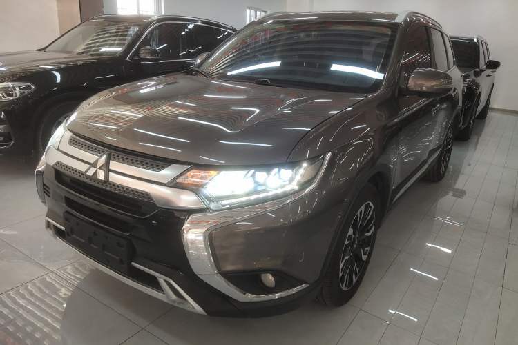 Used Mitsubishi Outlander 2019 2.4L Two-Wheel Drive ZhiXing Version 5 Seats China V Emission Standard