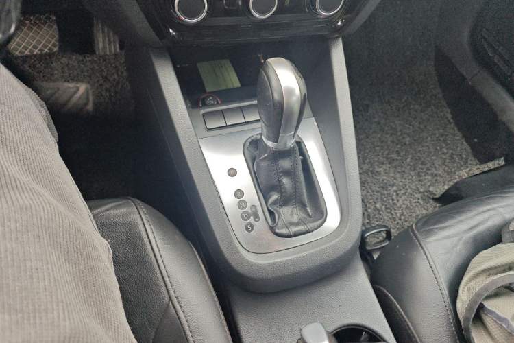 Used Volkswagen Sagitar 2014 1.6L Automatic Comfort Model Gear Lever