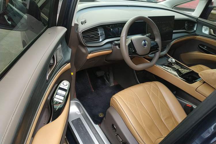 Used Denza D9 2022 DM-i 970 Four-Wheel Drive Prestige Model
