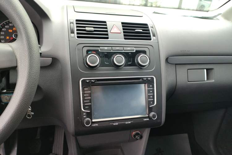 Used Volkswagen Touran 2015 1.4T Manual Comfort Edition 5-Seater Audio And AC Panel