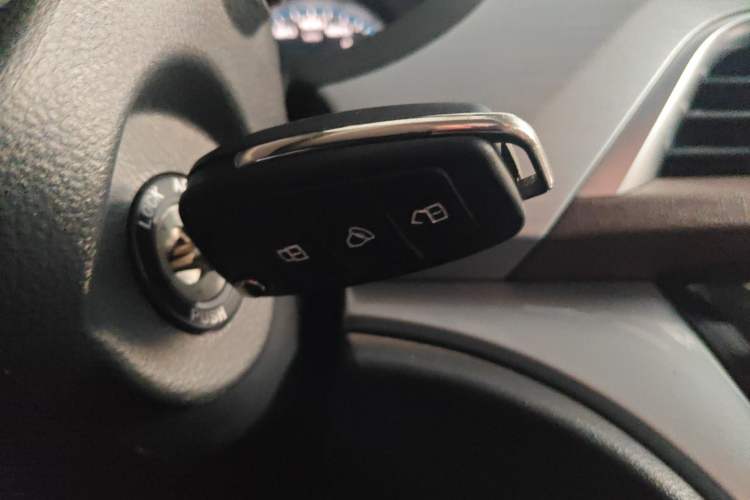 Used JAC Refine M3 2025 PLUS 1.8L Manual Smart Connect Version 7/8 Seats
