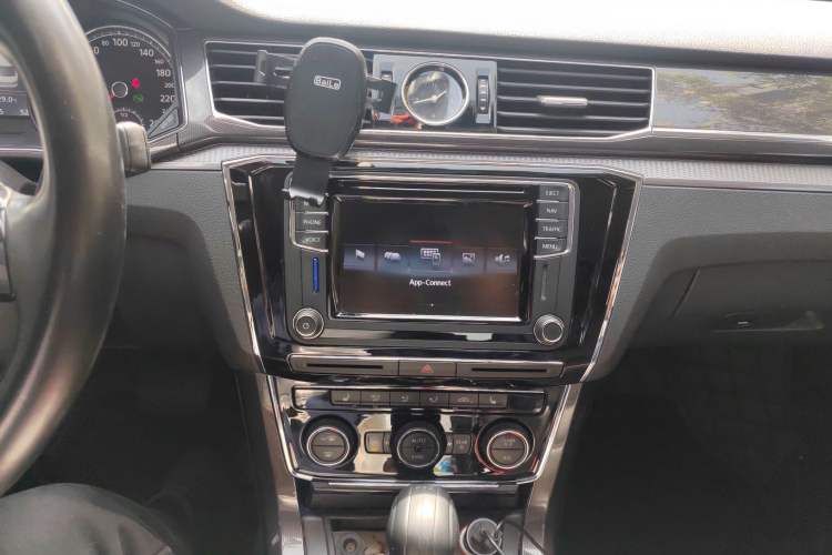 Used Volkswagen Passat 2017 330TSI DSG Prestige Edition Audio And AC Panel