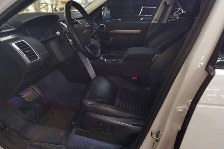 Used Land Rover Discovery 2023 Revised Version 360 PS R-Dynamic S