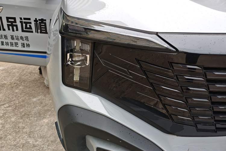 Used CHANGAN Hunter 2024 Warrior Edition Luxury Model Dual-Motor All-Wheel Drive with Extra-Long Cargo Box Right Front Headlight