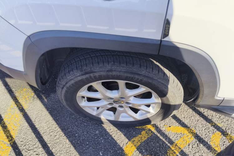 Used Jeep Cherokee 2016 2.4L Leading Smart Version
