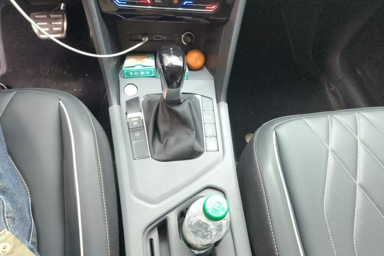 Used Volkswagen Tiguan L 2025 Model Outstanding Version 330TSI Automatic Two-Wheel Drive R-Line Longyao Edition Gear Lever