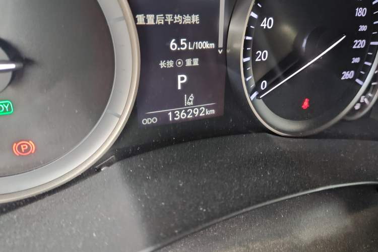 Used Lexus ES 2015 300h Luxury Edition Odometer Close Up