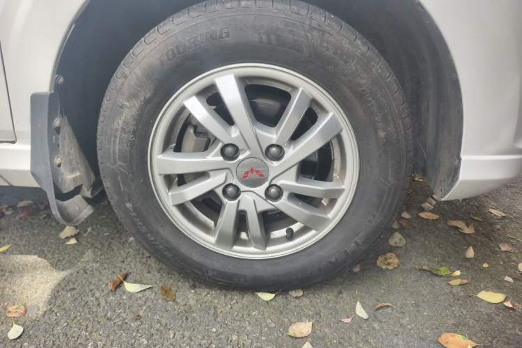Used Wuling Hongguang 2018 1.5L S Comfort Model L2B Right Front Wheel Hub