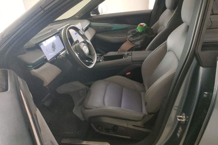 Used Lynk & Co 08 EM-P 2025 220 km All-Wheel-Drive Performance Halo Left Front Seat