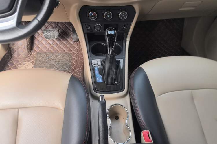 Used FAW Yingzhi 737 2016 1.5L CVT Luxury Navigation Edition Gear Lever