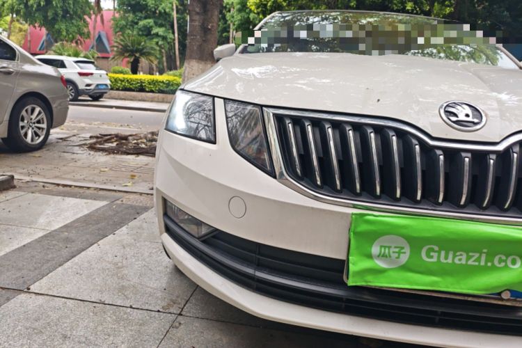 Used Skoda Octavia 2018 1.6L Automatic Comfort Edition Right Front Headlight