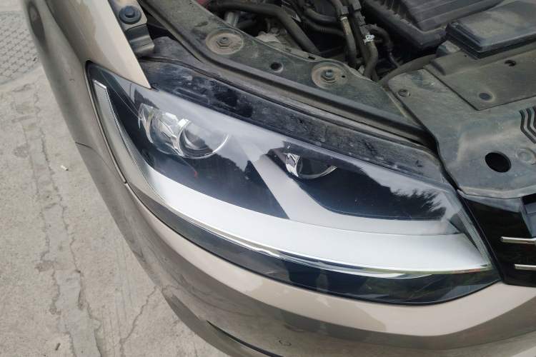 Used Volkswagen Sharan 2016 280TSI Enjoyment Model 7-Seater Right Front Headlight