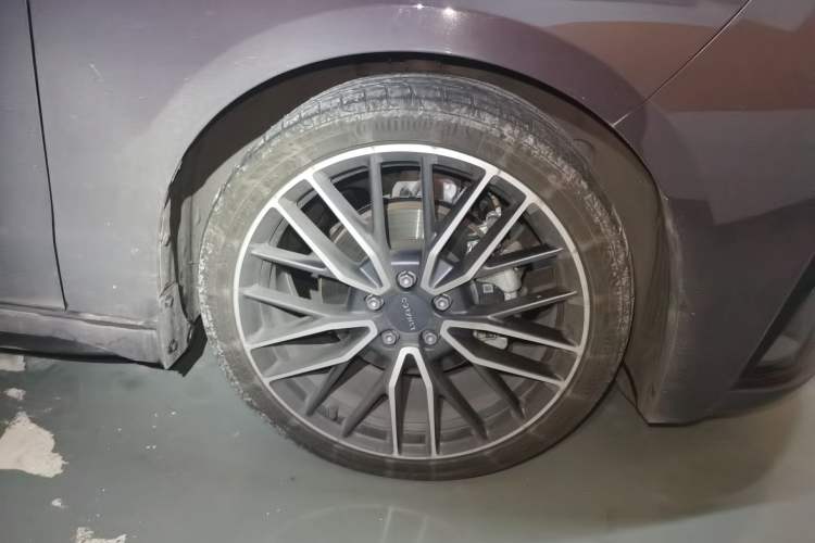 Used Lynk & Co 03 2025 2.0TD DCT Champion Edition Pro Right Front Wheel Hub