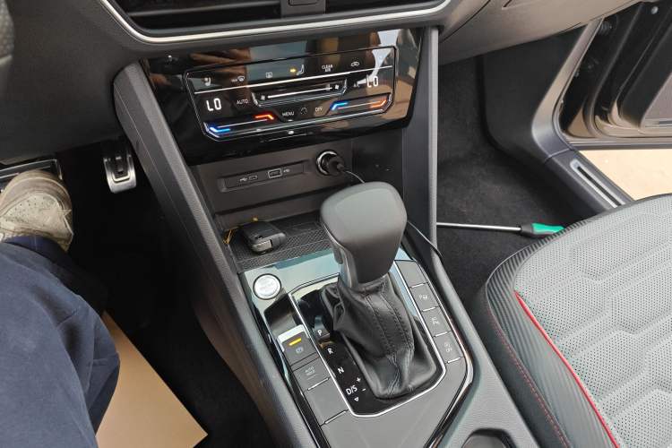 Used Volkswagen Tiguan L 2023 330TSI Automatic Two-Wheel Drive R-Line Flagship Edition Gear Lever