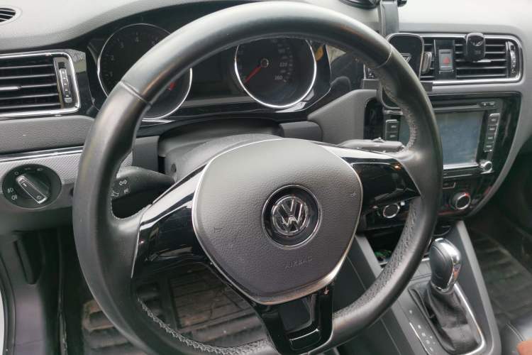 Used Volkswagen Sagitar 2015 1.6L Automatic Comfort Model
