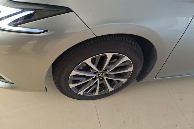 Used Lexus ES 2025 300h Deluxe Edition
