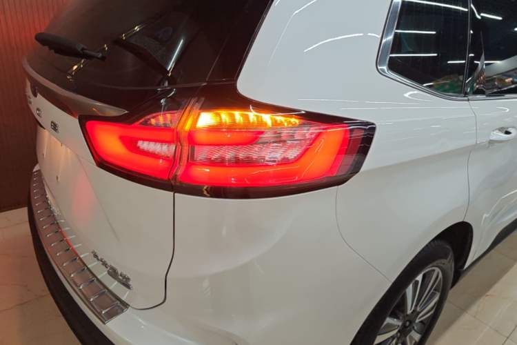Used Ford Edge 2021 PLUS EcoBoost 245 Two-Wheel-Drive Platinum Edition 5 Seats
