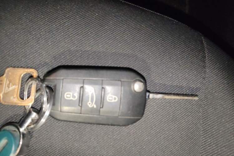 Used Citroen Elysee 2015 Zhishang Edition 1.6L Manual Fashion Model Vehicle Key