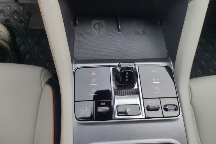 Used BYD Song PLUS New Energy 2024 Honor Edition EV 520km Premium Model Gear Lever