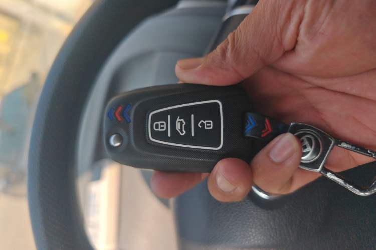 Used SAIC MAXUS Xintu V80 2023 2.0T Manual Classic Aoyuntong Short Wheelbase Ultra-Low Roof 5/6-Seater Vehicle Key