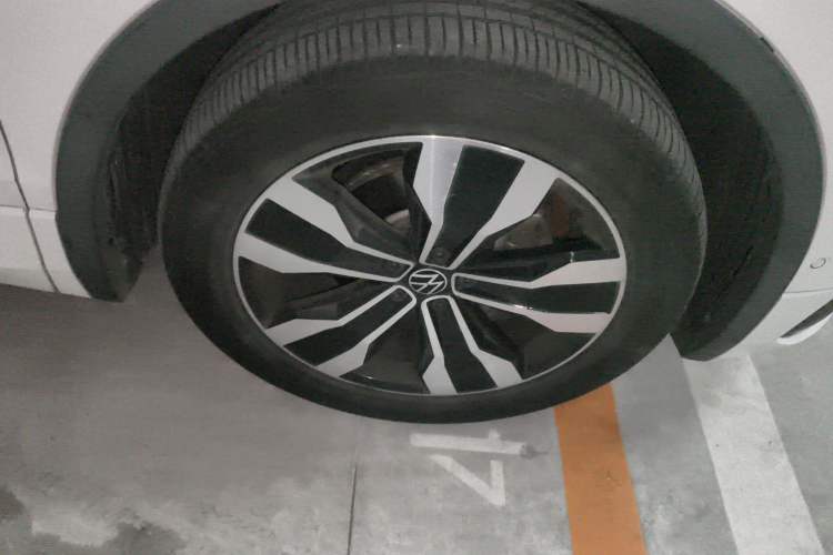 Used Volkswagen Tiguan L 2023 380TSI Automatic All-Wheel Drive R-Line Enhanced 7-Seater Right Front Wheel Hub