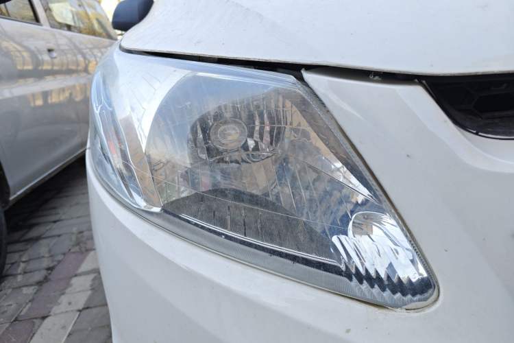 Used Chevrolet Sail 2013 Sedan 1.2L Manual Warm Edition Right Front Headlight