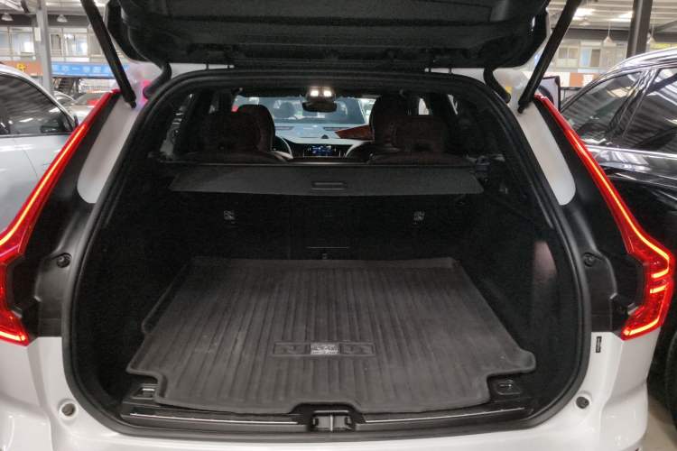 Used Volvo XC60 2023 B5 4x4 Smart Luxury Edition Trunk